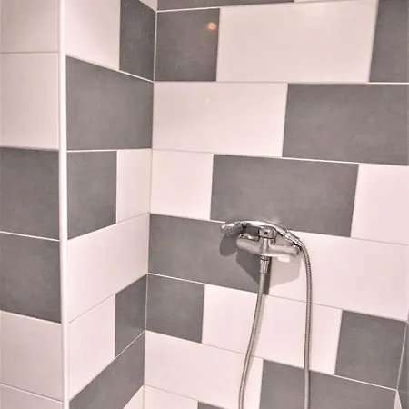 This Studio Offer A Good Deal Between Location + Cost + Quality ! Appartamento *